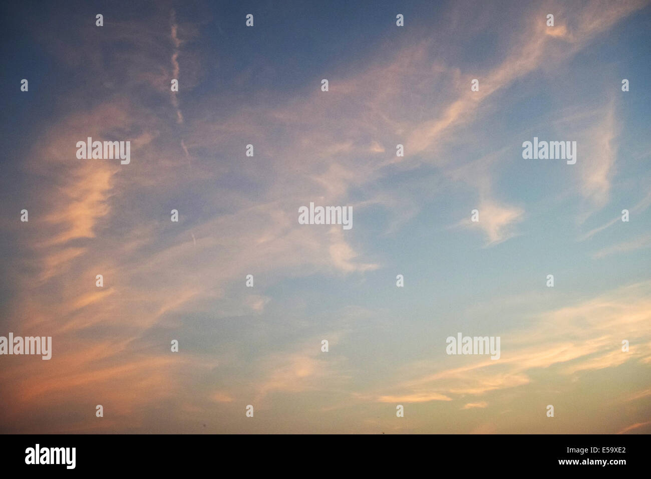 Vista la serata estiva sky con venire nuvole persistenti Foto Stock