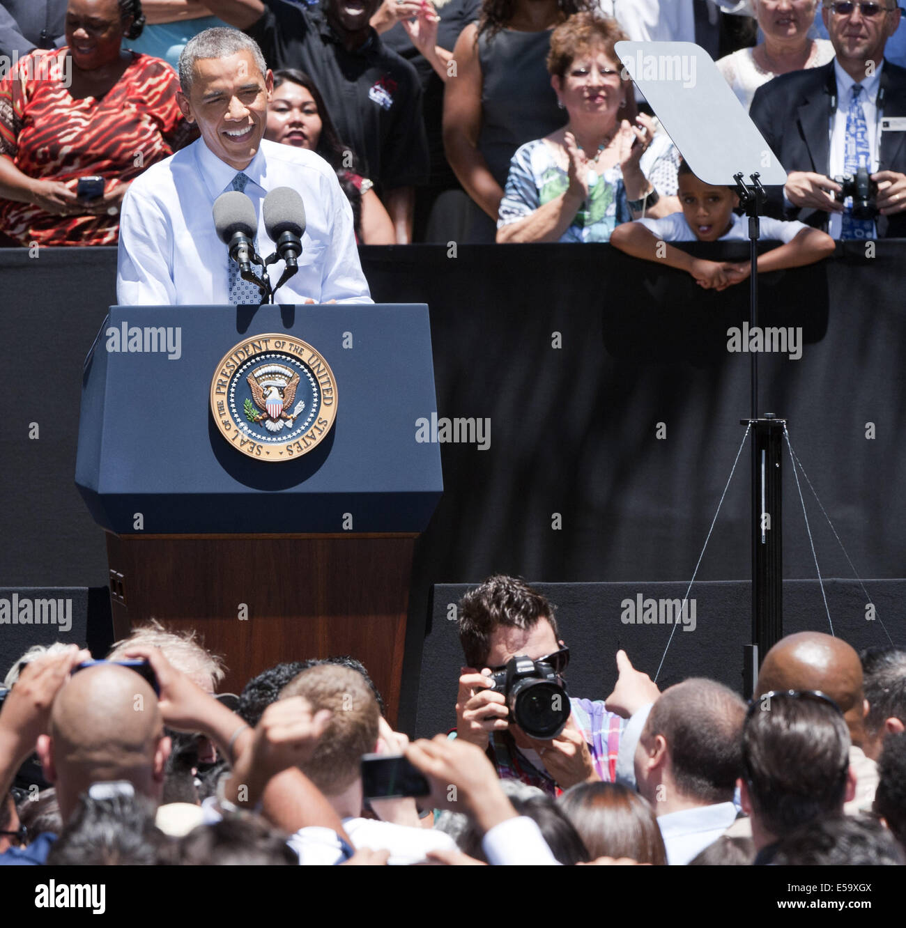 Los Angeles, California, USA. Il 24 luglio, 2014. Un manifestante gridato al Presidente Obama aveva appena preso il podio, sottolineando i suoi commenti estendendo la sua mano destra e puntamento. Obama ha smesso di come l'uomo ha parlato prima l uomo era stato portato fuori da Los Angeles County vice sceriffi. Il Presidente Usa Barack Obama è arrivato a Los Angeles il commercio Collegio Tecnico appena a sud del centro cittadino di giovedì pomeriggio appena dopo mezzogiorno. Poco dopo le 1 p.m. Obama è venuto fuori per affrontare diverse centinaia di studenti e Sostenitori e di parlare per circa 45 minuti. Obama è venuto giù alla folla per agitare le mani Foto Stock