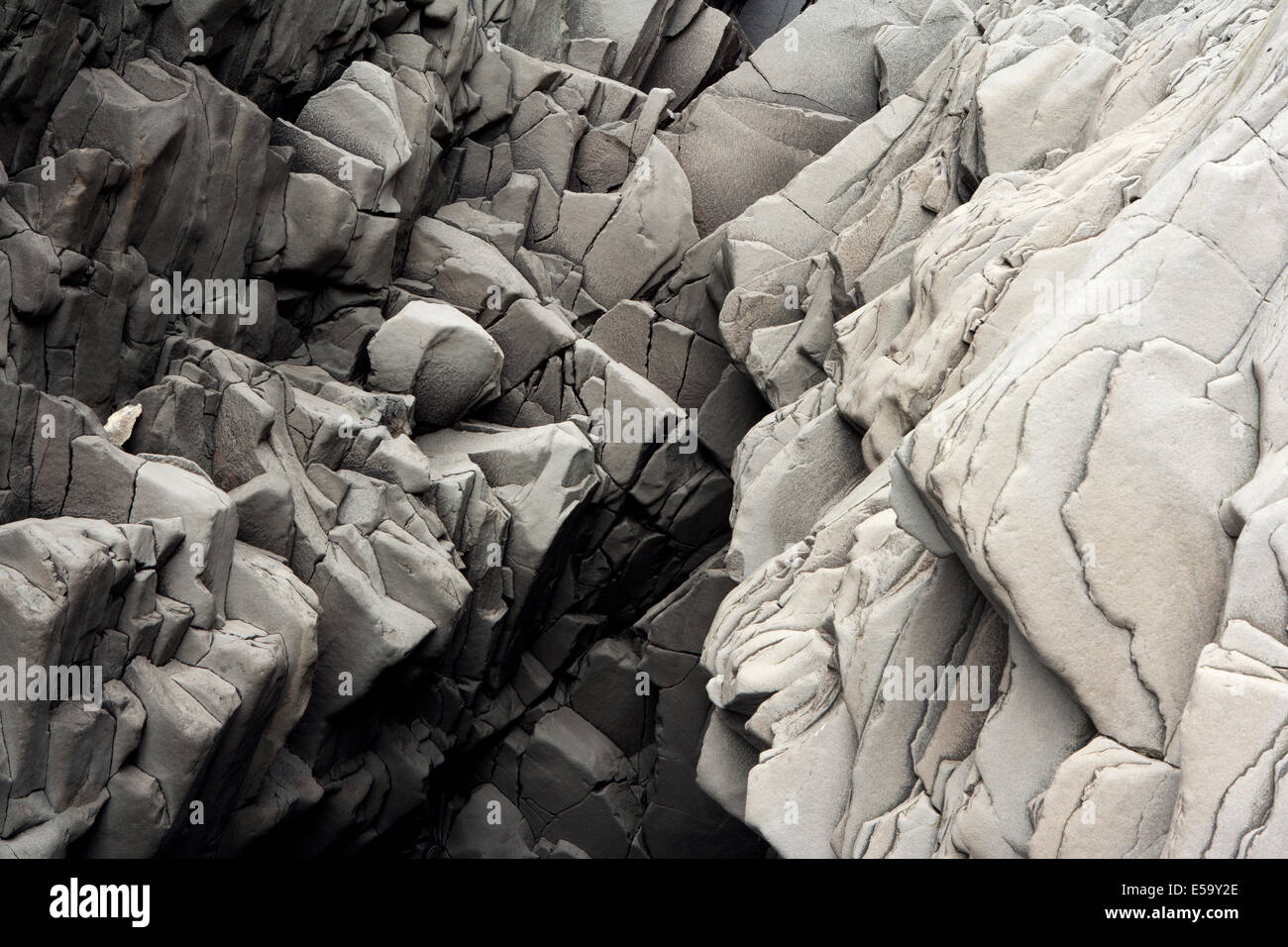 Le formazioni rocciose sulla spiaggia Reynisfjara - Sud Islanda Foto Stock