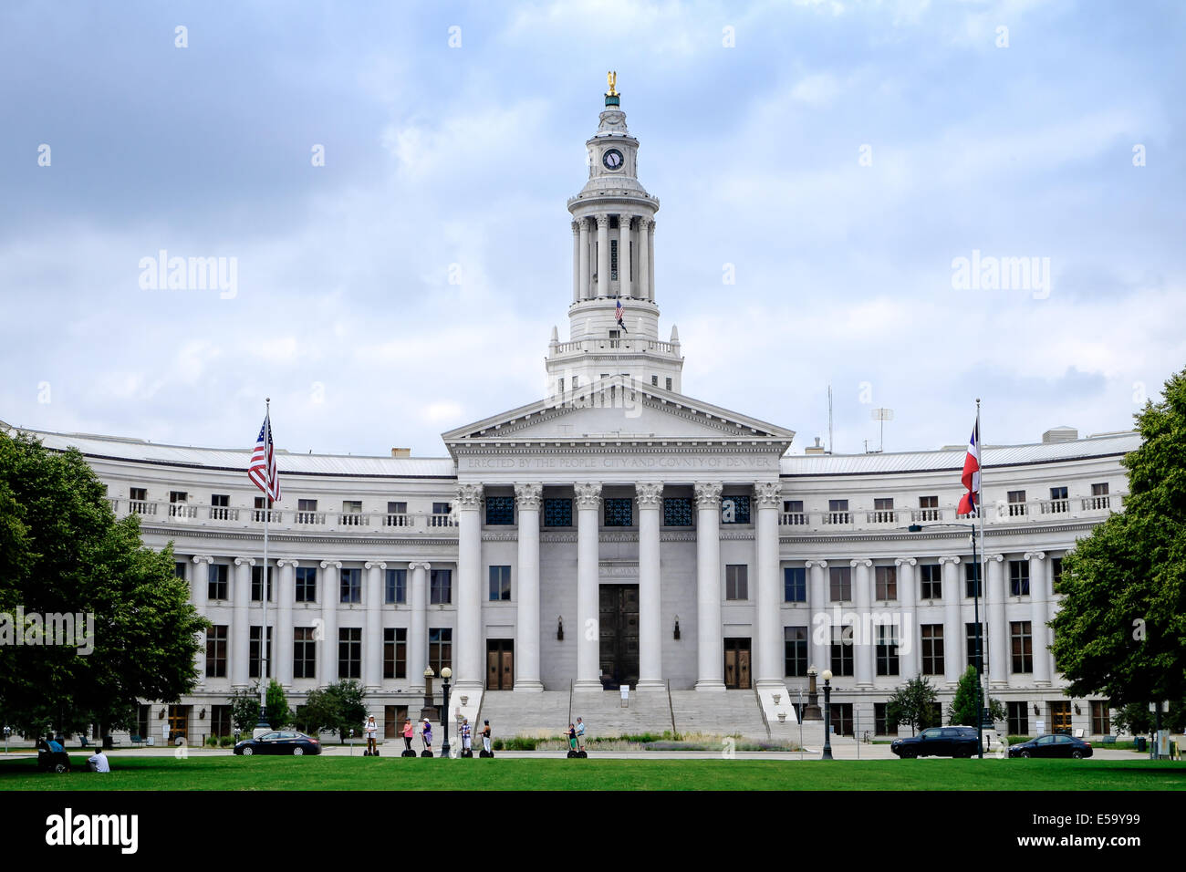 I turisti su Segways tour della città e contea di Denver edificio e Civic Center Park di Denver in Colorado Foto Stock