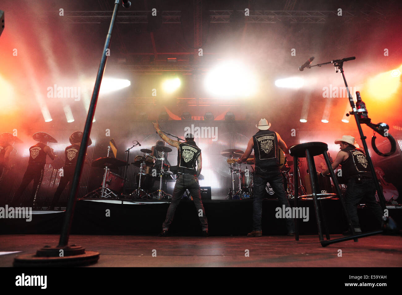 Lšrrach, Germania. Il 24 luglio, 2014. Della rock band tedesca la BossHoss eseguire live at Stimmen (voci) music festival in Lšrrach, Germania. Foto: Miroslav Dakov/ Alamy Live News Foto Stock