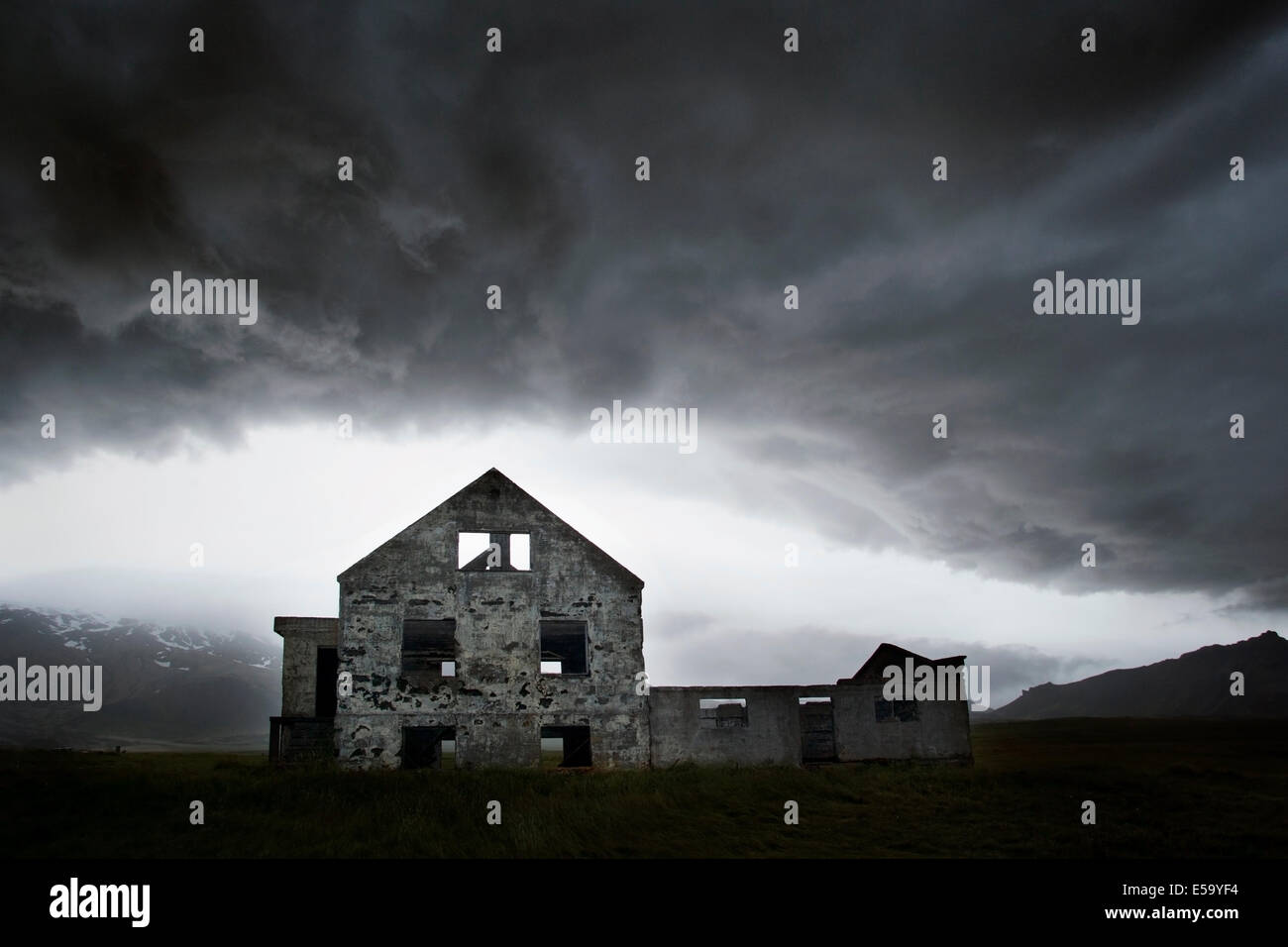 Casa abbandonata sotto il cielo tempestoso - Dagverdara, Penisola Snaefellsnes - West Islanda Foto Stock