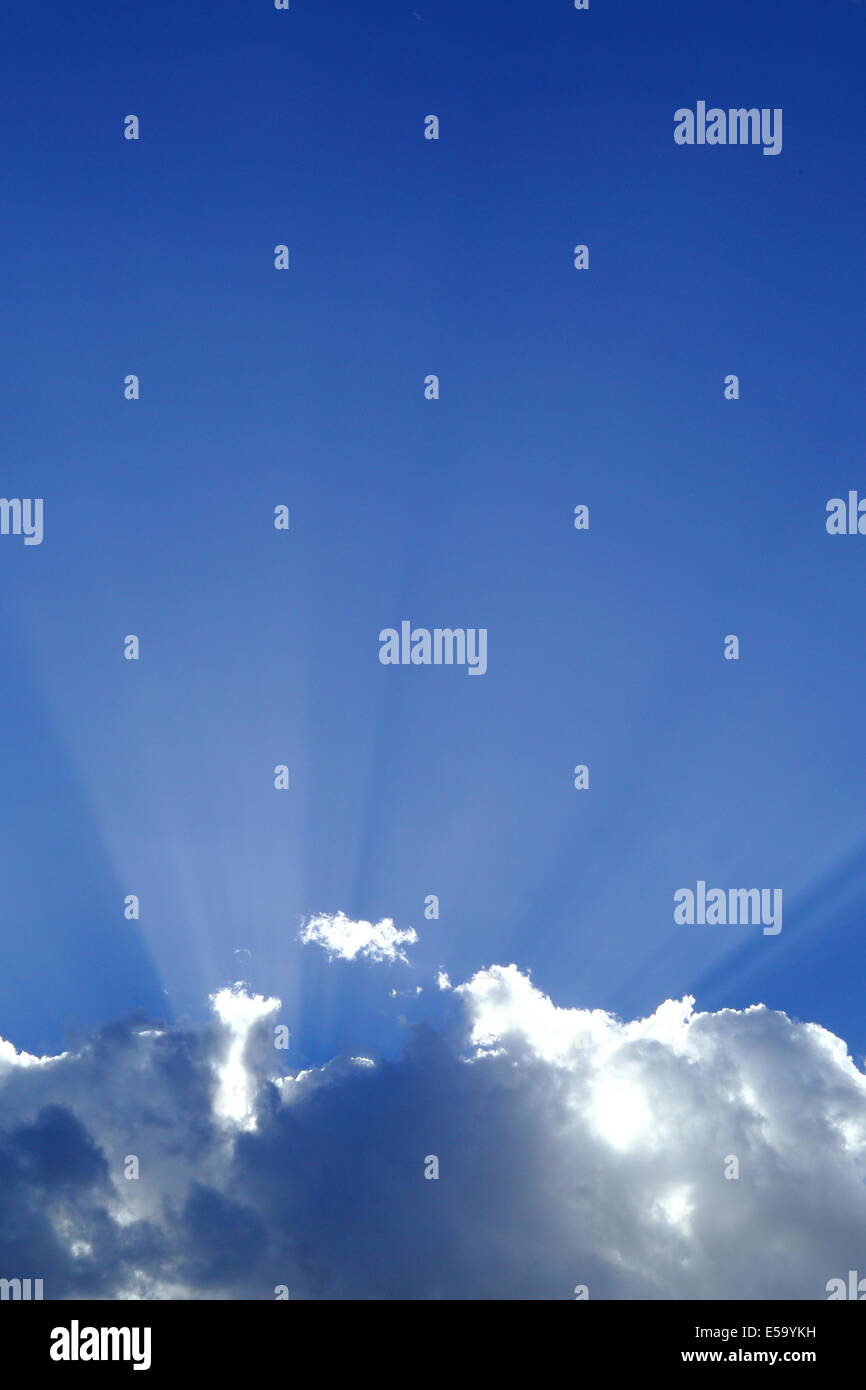 Raggi crepuscolari ("fasci di Dio") irradiare attraverso le nuvole e il cielo. Foto Stock