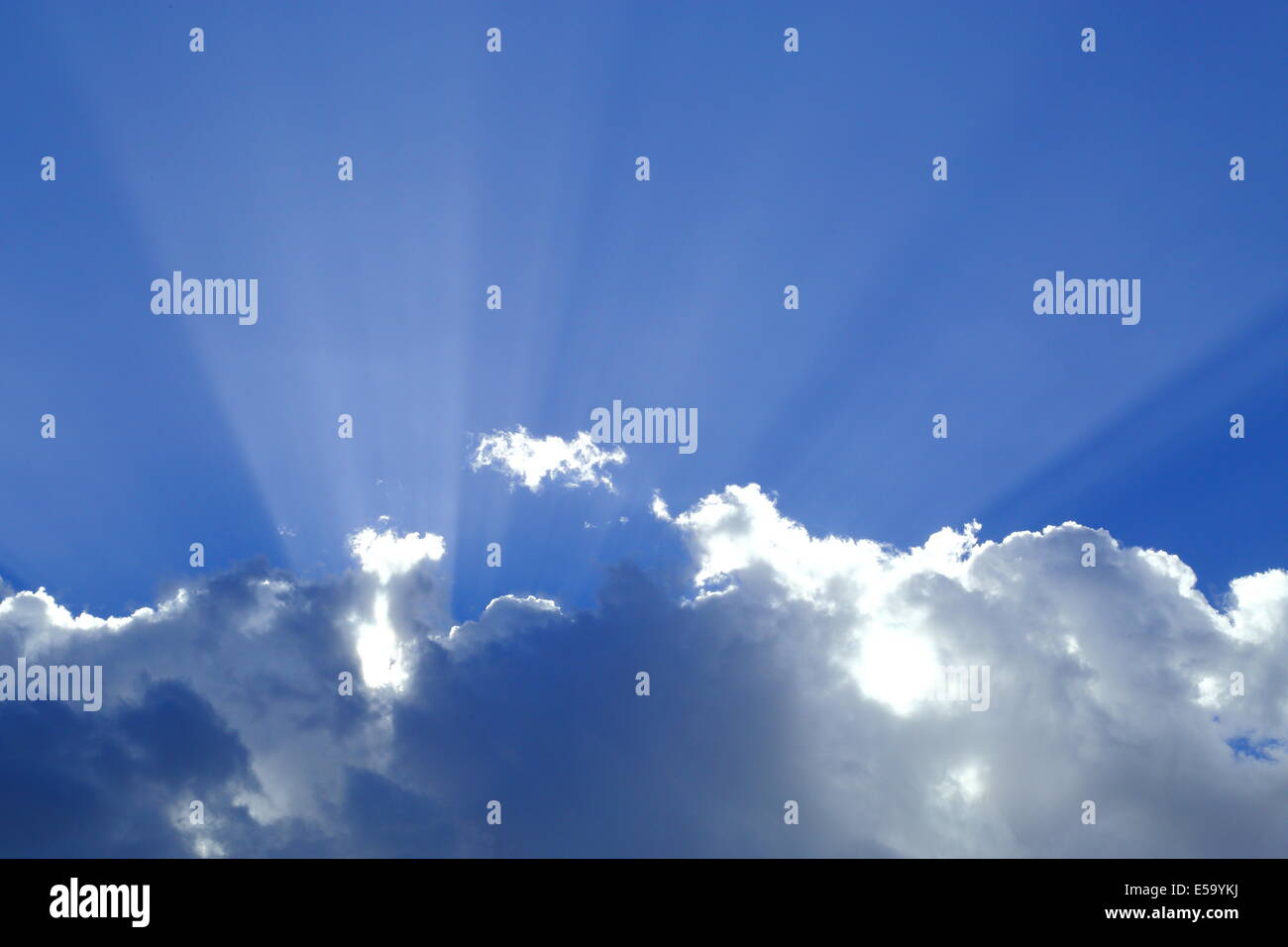 Raggi crepuscolari ("fasci di Dio") irradiare attraverso le nuvole e il cielo su una luminosa mattina d'estate in Australia. Foto Stock