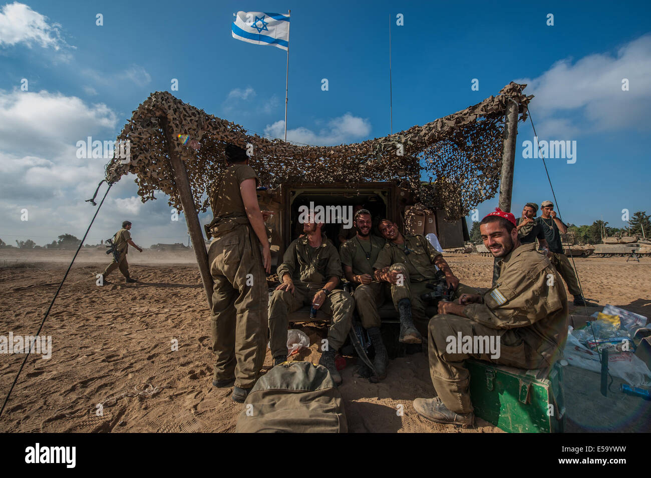 A sud di Israele. Il 24 luglio, 2014. Soldati israeliani di riposo in Israele sud confinanti con i palestinesi nella striscia di Gaza Luglio 24, 2014, il diciassettesimo giorno di funzionamento del bordo protettivo. Israele è in aria e a terra offensive contro la striscia di Gaza ha lasciato alcuni 800 palestinesi morti. Credito: Li Rui/Xinhua/Alamy Live News Foto Stock