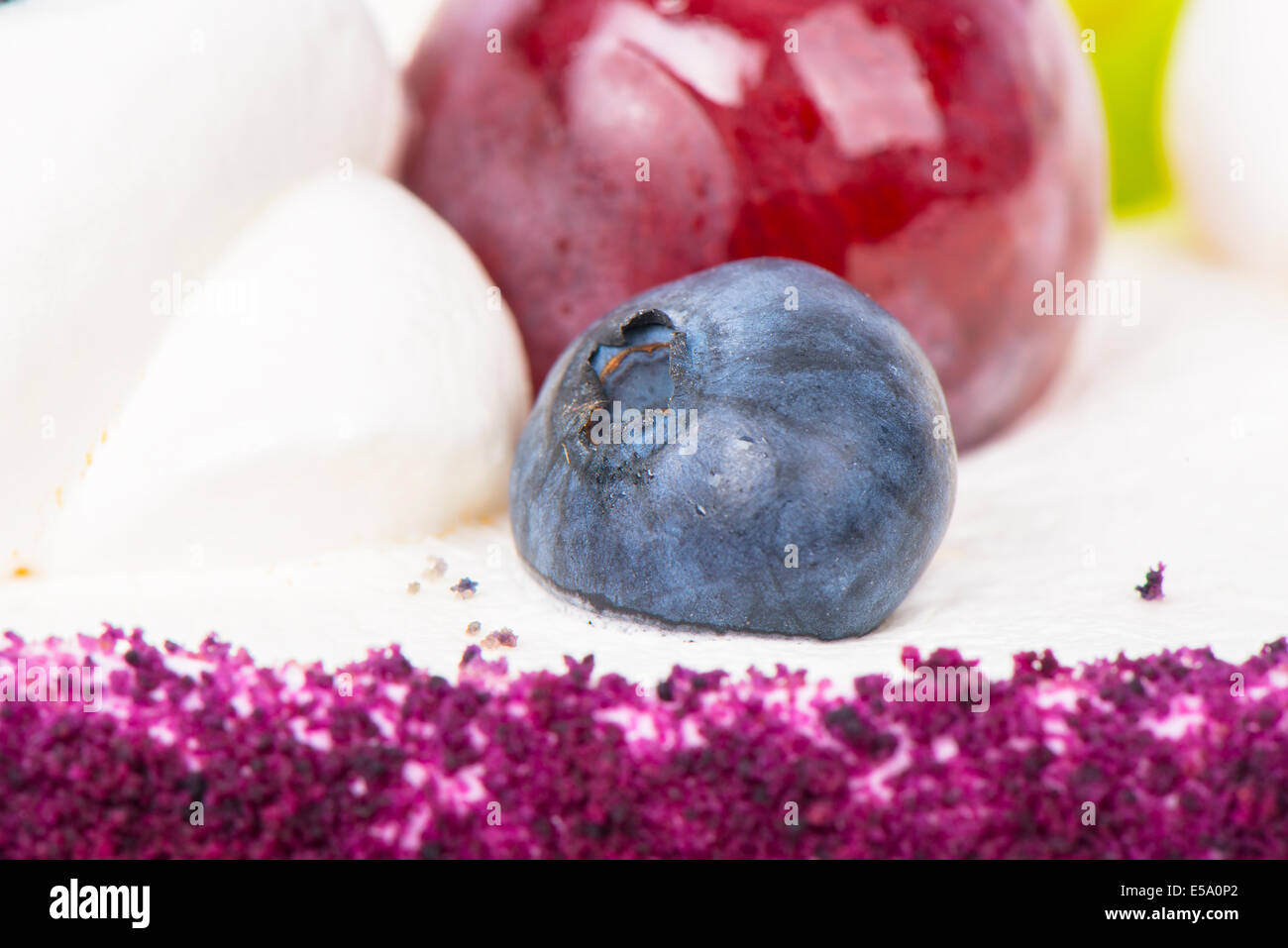 Mirtillo su crema fresca torta con uva Foto Stock