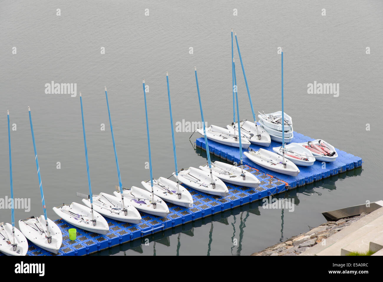 Gommoni Barche in una riga sull'acqua nel dock Foto Stock