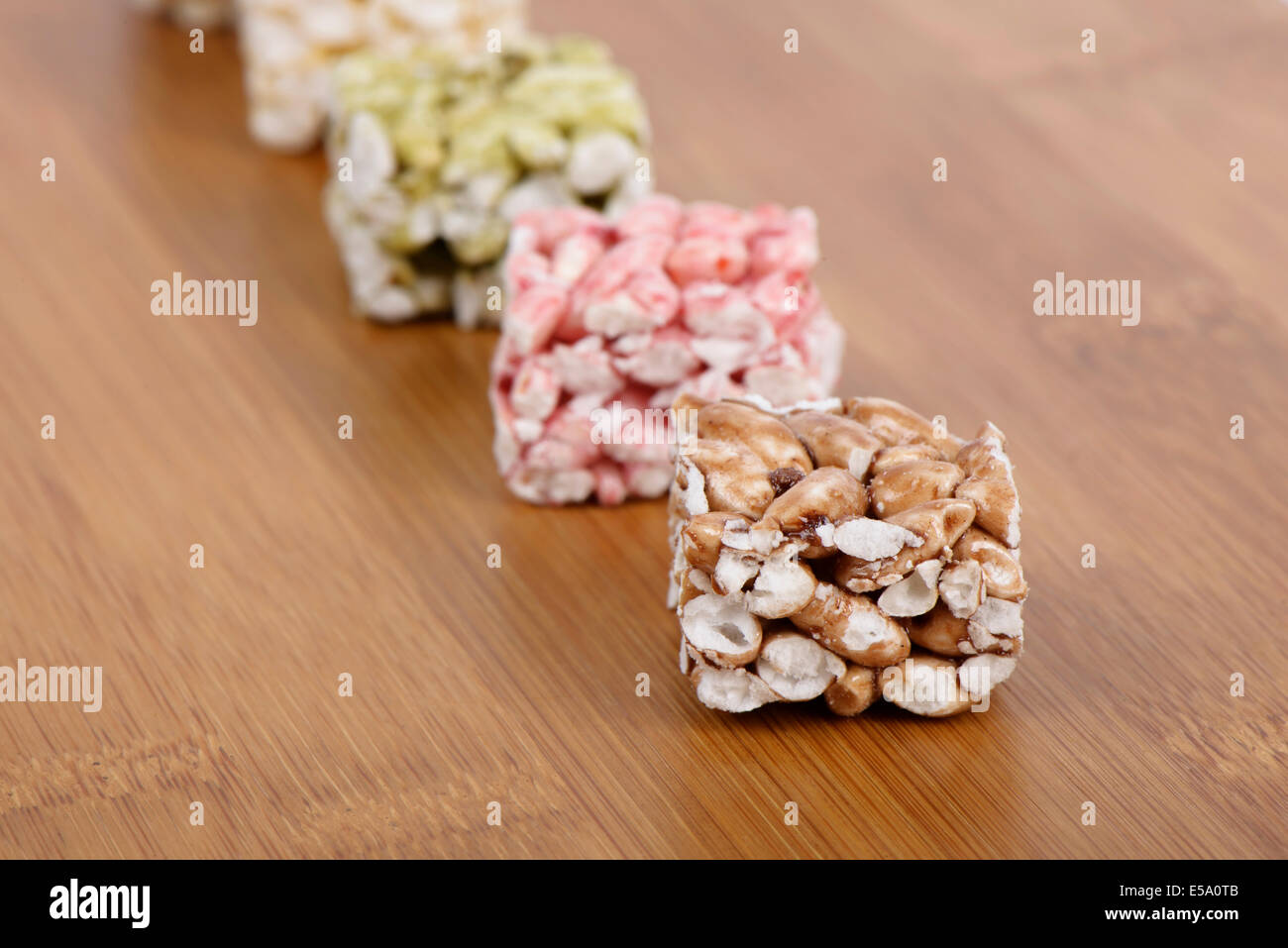 Gangjeong, cinque colorate fritto coreano riso glutinoso cracker Foto Stock