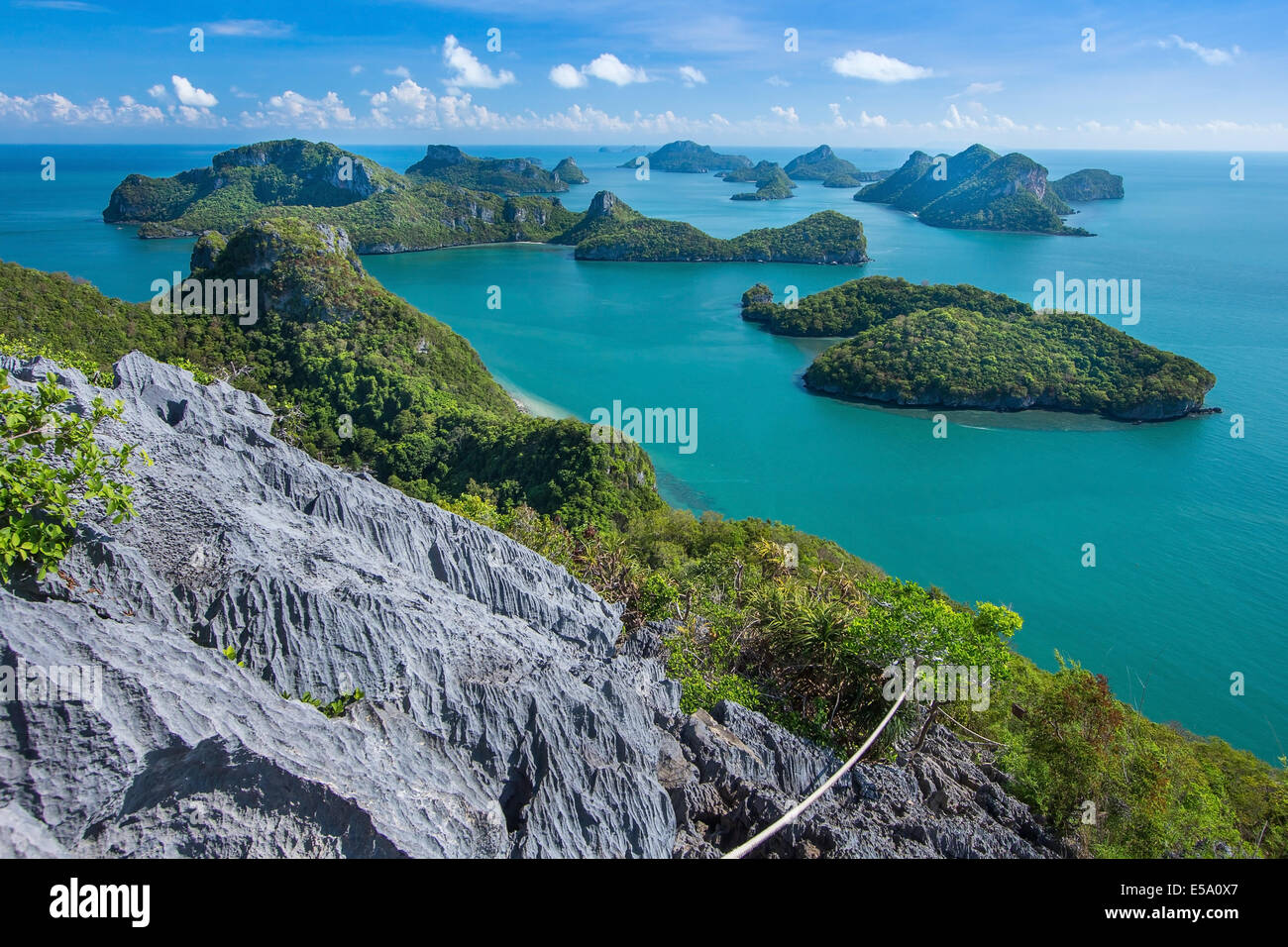 Mare spiaggia isola sky con bird eye view panorama a Mu Ko Ang Thong che è il parco nazionale del Golfo di Thailandia Foto Stock