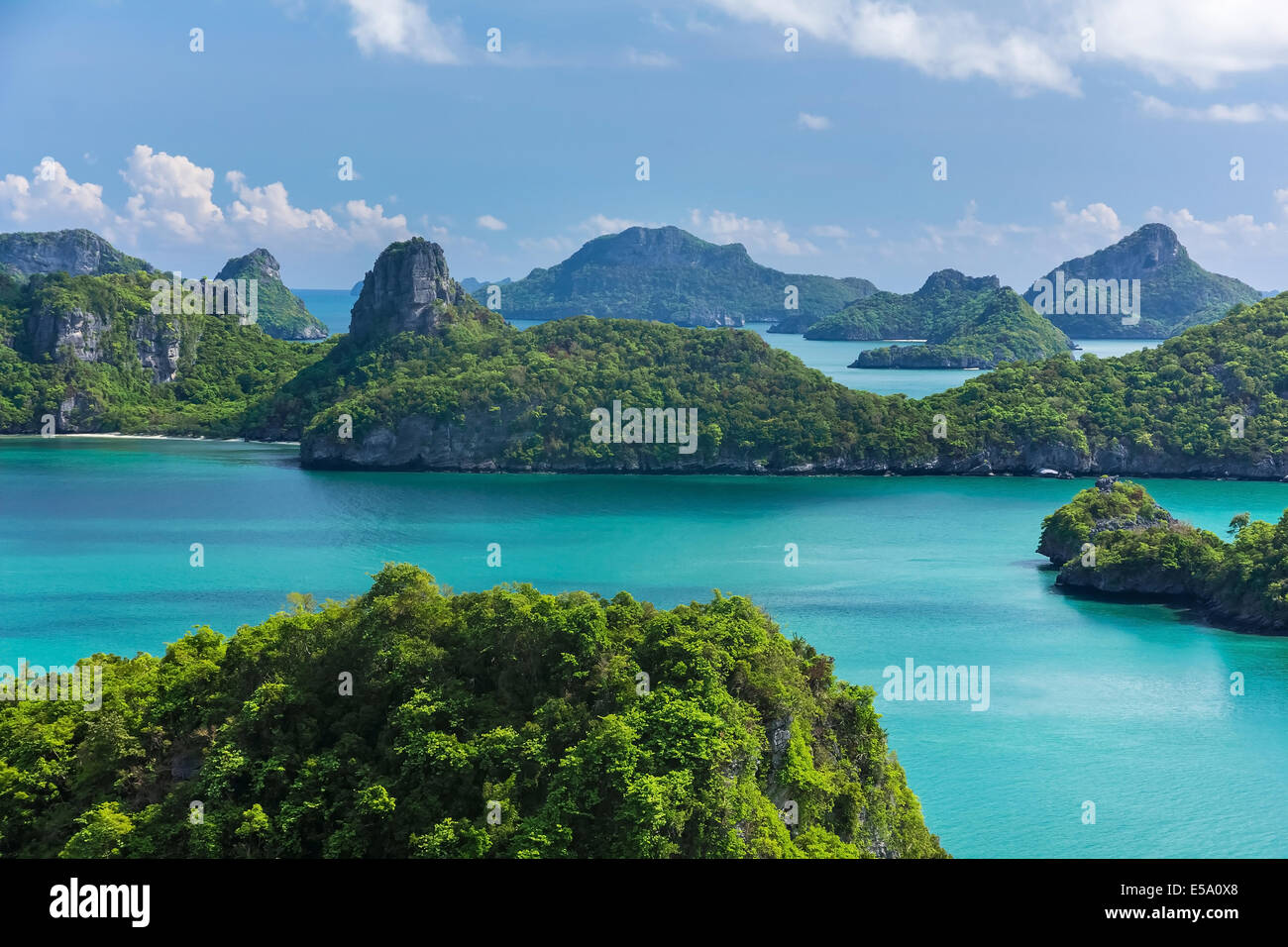 Mare spiaggia isola sky con bird eye view panorama a Mu Ko Ang Thong che è il parco nazionale del Golfo di Thailandia Foto Stock