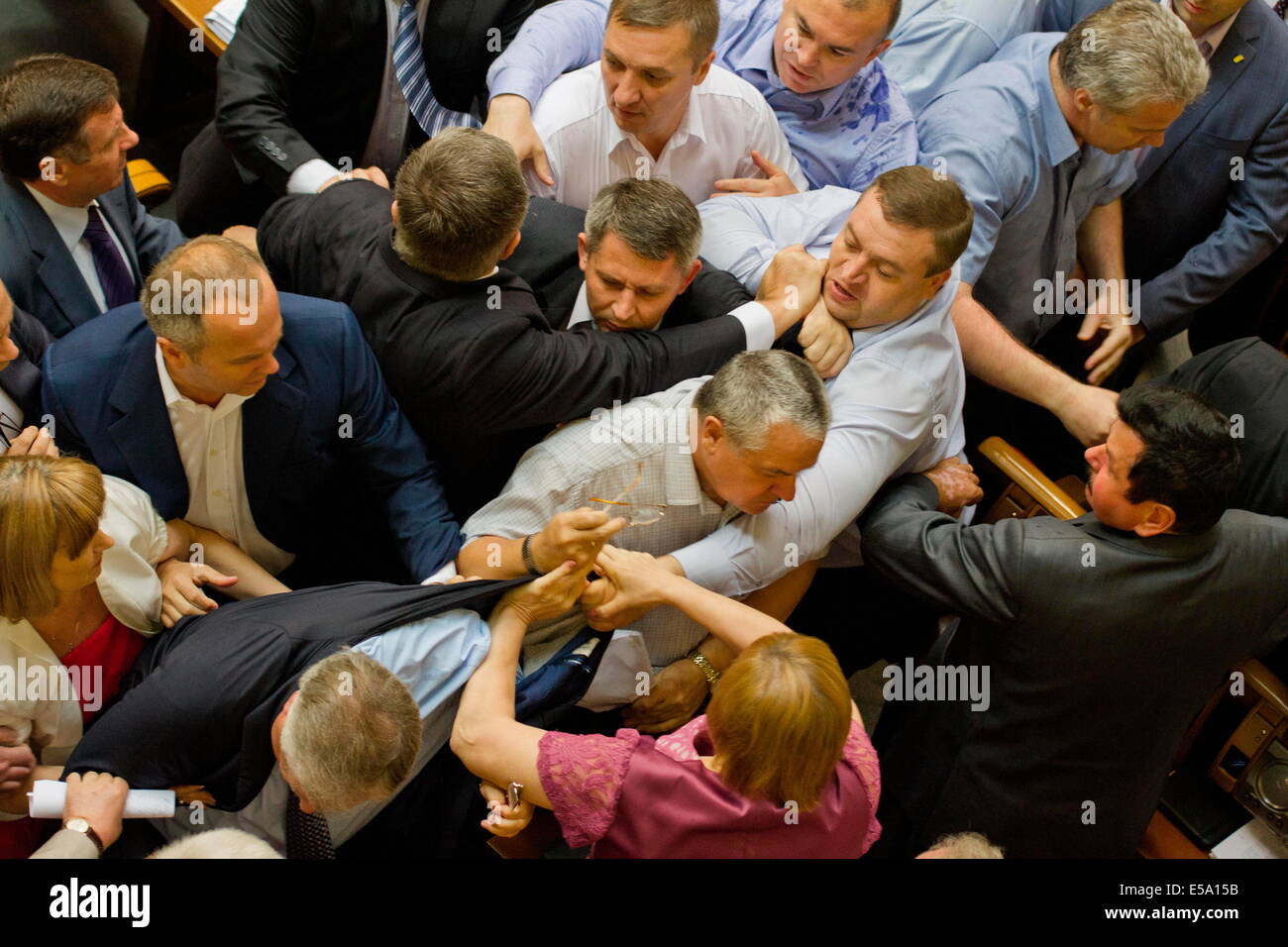 Kiev, Ucraina. 23 Luglio, 2014. KIEV, UCRAINA - 23 Luglio: Ucraino di deputati da destra-wing 'Svoboda'' party sfrattare con tussle Partito Comunista leader Petro Symonenko dalla hall durante una sessione in parlamento a Kiev © Sergii Kharchenko/NurPhoto/ZUMA filo/Alamy Live News Foto Stock