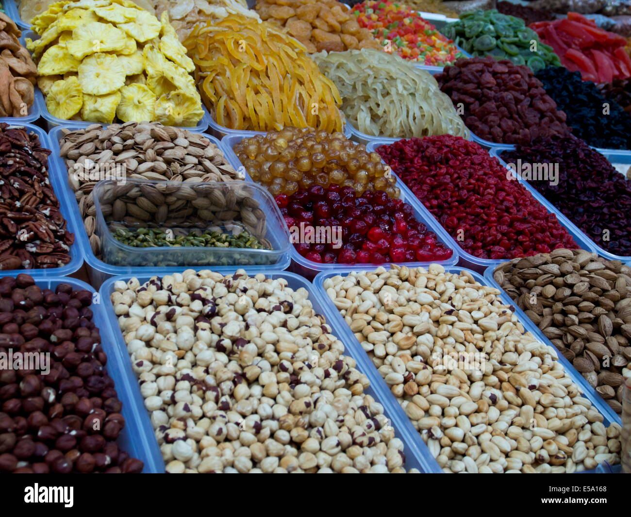 Luglio 23, 2014 - Il mercato Besarabsky situato nel centro di Kiev sulla piazza Bessarabska alla fine della strada principale della citta', la Khreshchatyk, Kiev, Ucraina. © Igor Golovniov/ZUMA filo/Alamy Live News Foto Stock