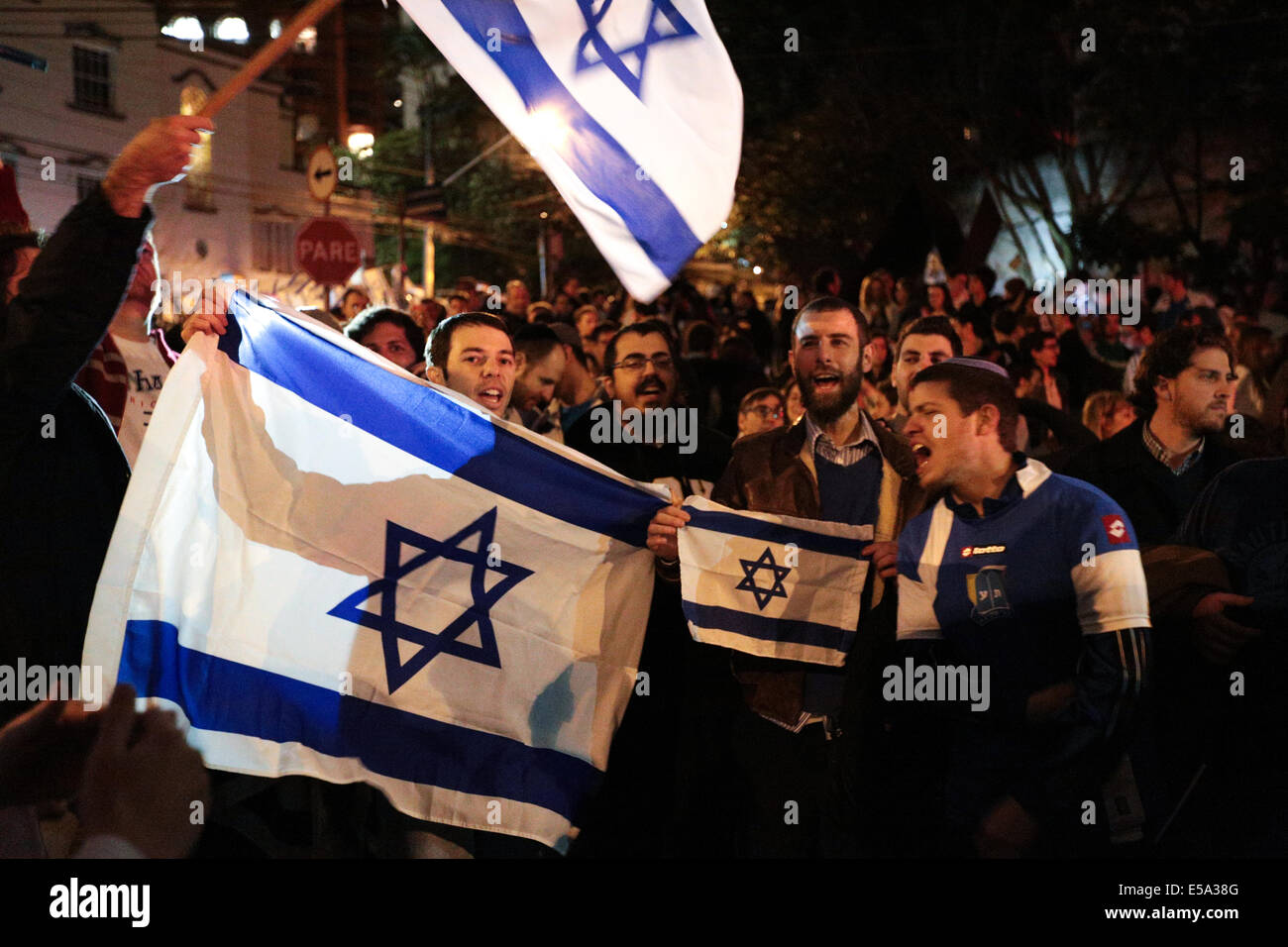 Sao Paulo, Brasile. 02 Luglio, 2014. Il Pro-Israel ebrei tenere una dimostrazione l appello per la pace in Israele e in favore del diritto di Israele di difendersi da Hamas. Il dimostrativi è stato chiamato dai membri della comunità ebraica in Brasile che sono Pro-Israel e avviene in una piazza chiamata "Cinquantesimo anniversario di Israele" nel quartiere di Pacaembu, dove molti ebrei vivono. La stessa piazza dove il Pro-Palestinian hanno tenuto la loro dimostrazione la scorsa settimana. Credito: Tiago Mazza Chiaravalloti/Pacific Press/Alamy Live News Foto Stock