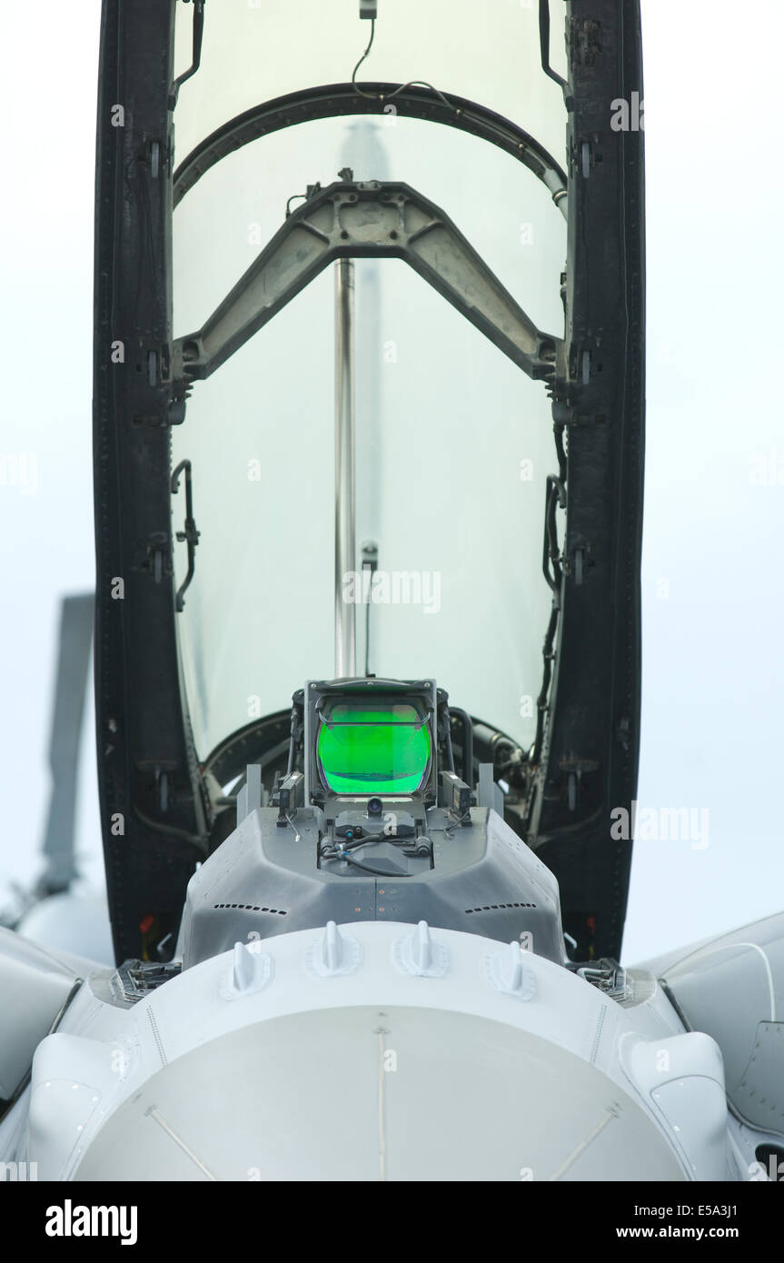 Vista frontale del pozzetto aperto di un caccia con green head-up display. Foto Stock