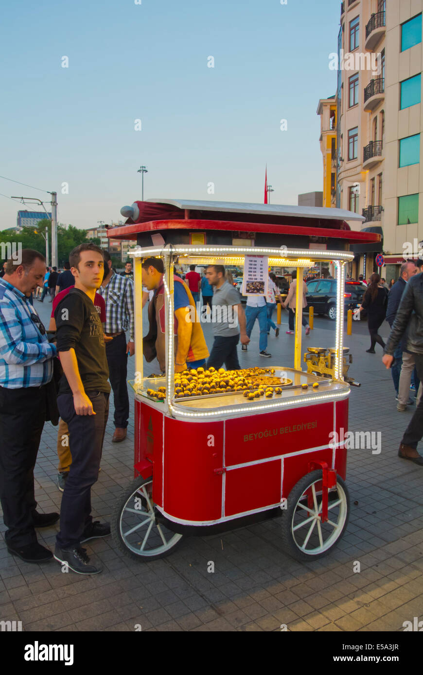 Pressione di stallo di castagno, Piazza Taksim, Beyoglu district, Istanbul, Turchia, Eurasia Foto Stock