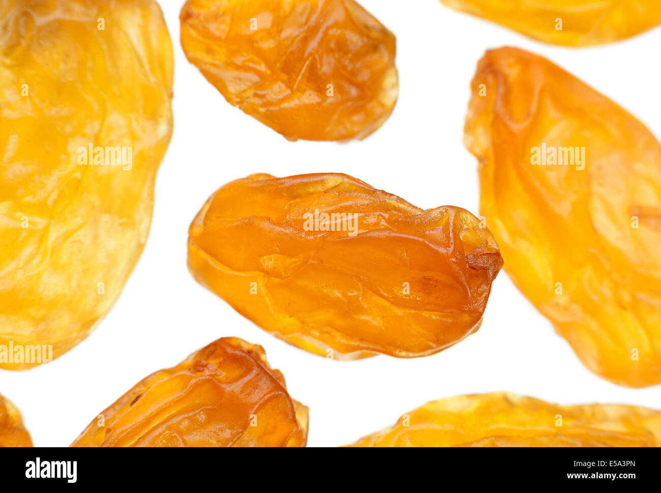 Giallo raisin closeup isolato su bianco Foto Stock