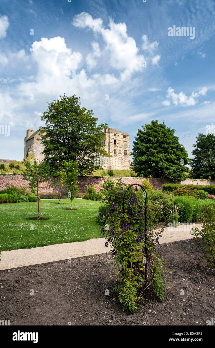 Castello di Helmsley da Helmsley walled garden Foto Stock