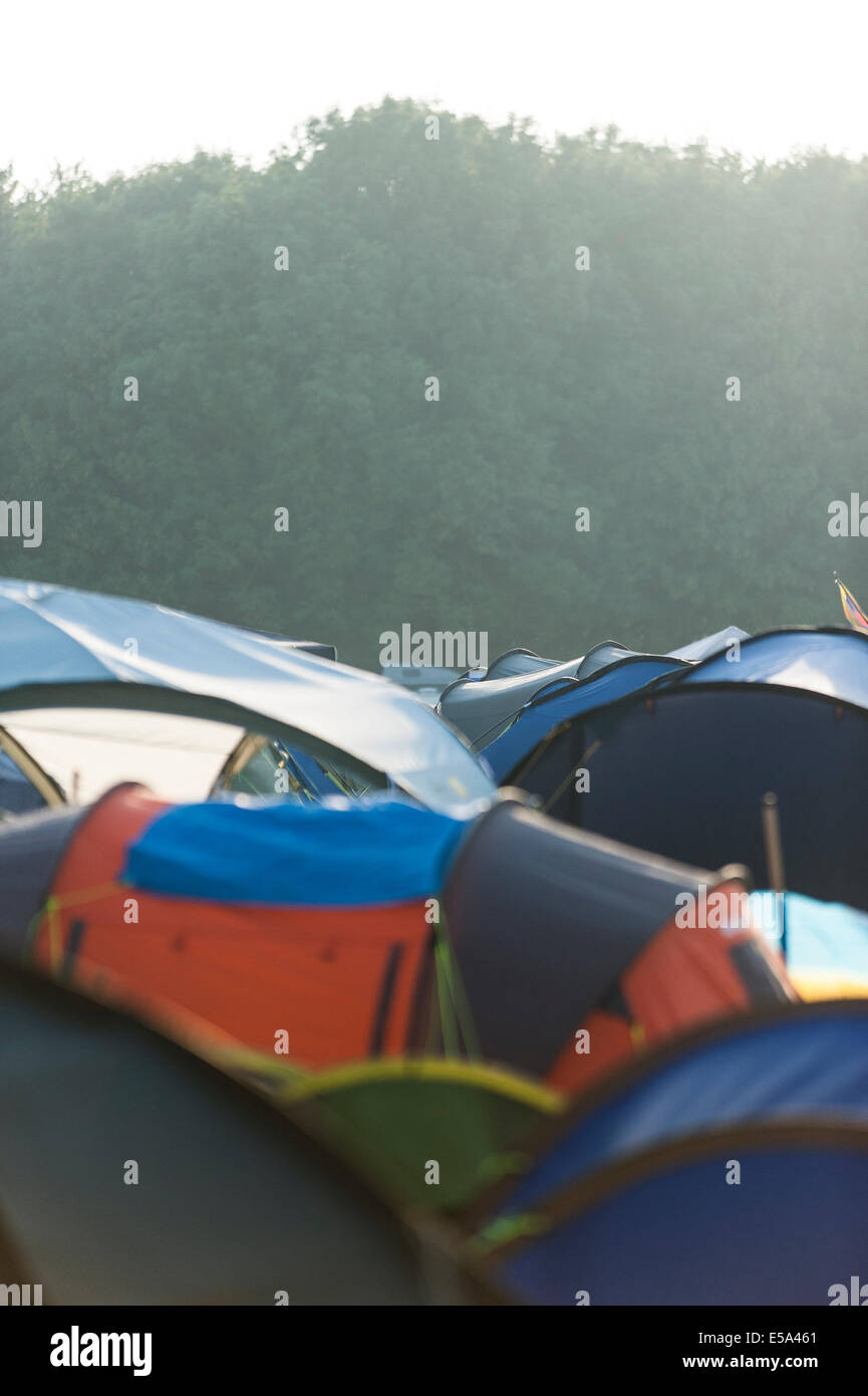 Charlton Park, Regno Unito. Xxv Luglio, 2014. La mattina presto del primo giorno del festival Womad ha un paio di persone e di movimentare circa già. Le temperature sono calde e non è ancora mezzogiorno. I frequentatori del festival sono sperando che il raffreddamento di predizione del meteo per il fine settimana si avvera. Credito: Francesca Moore/Alamy Live News Foto Stock