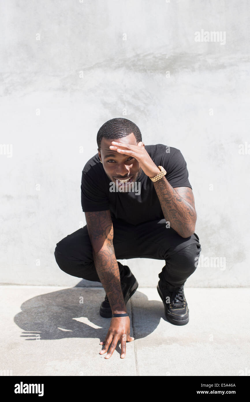 African American uomo sorridente sulla strada di città Foto Stock