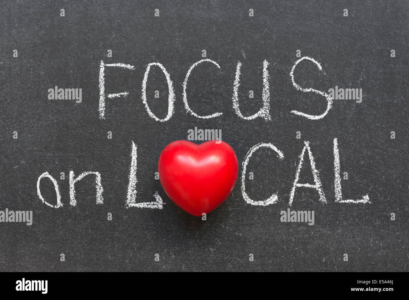 Focus sulla frase locale manoscritta su lavagna con il simbolo del cuore di invece di o Foto Stock