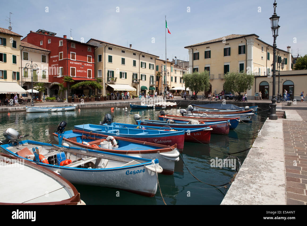 Il villaggio di Lazise sul Lago di Garda in Italia Foto Stock