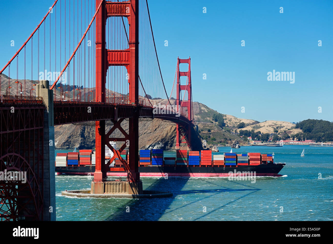 Barge passando sotto il Ponte del Golden Gate di San Francisco, California, Stati Uniti Foto Stock