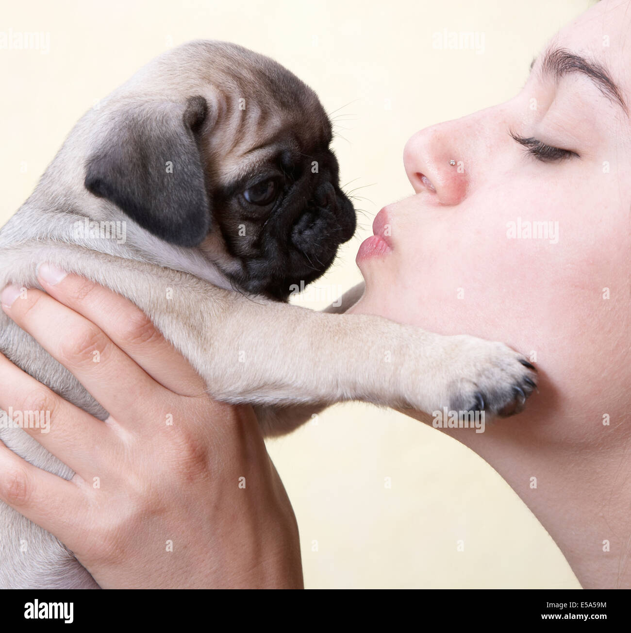 Razza mista donna kissing pug del naso Foto Stock