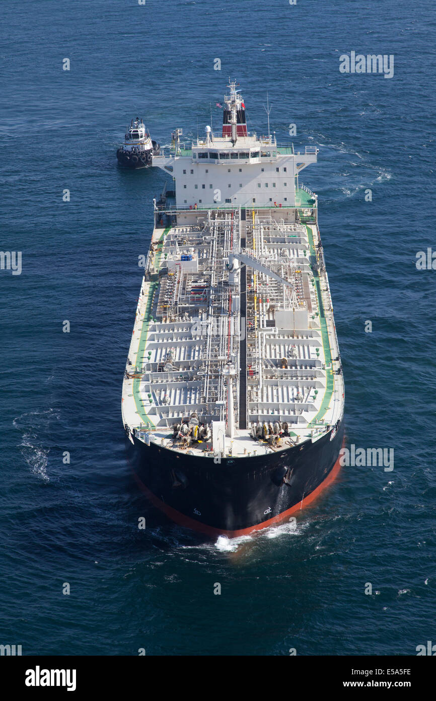 La petroliera con rimorchiatore a traino in mare Foto Stock