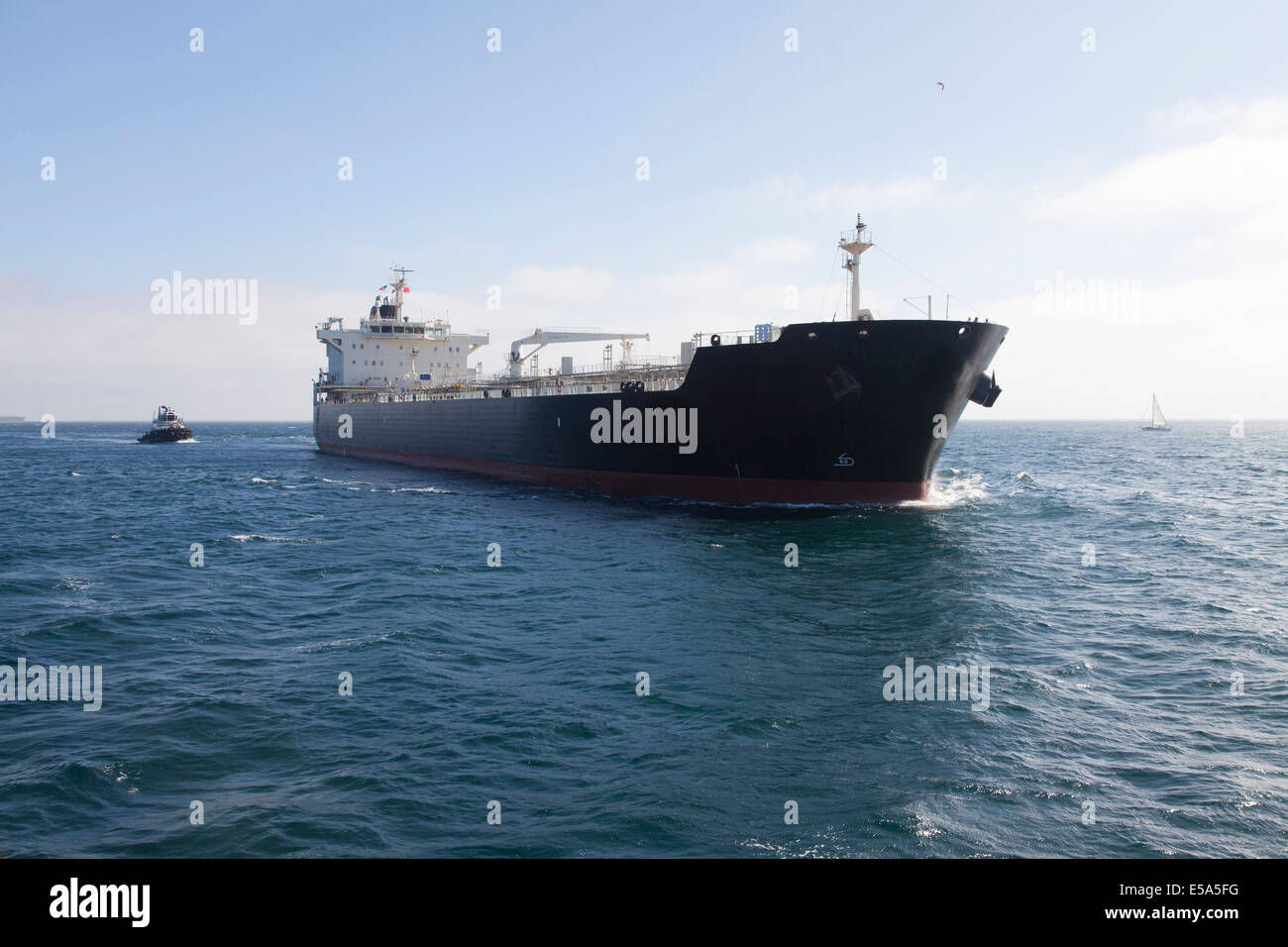 La petroliera con rimorchiatore a traino in mare Foto Stock