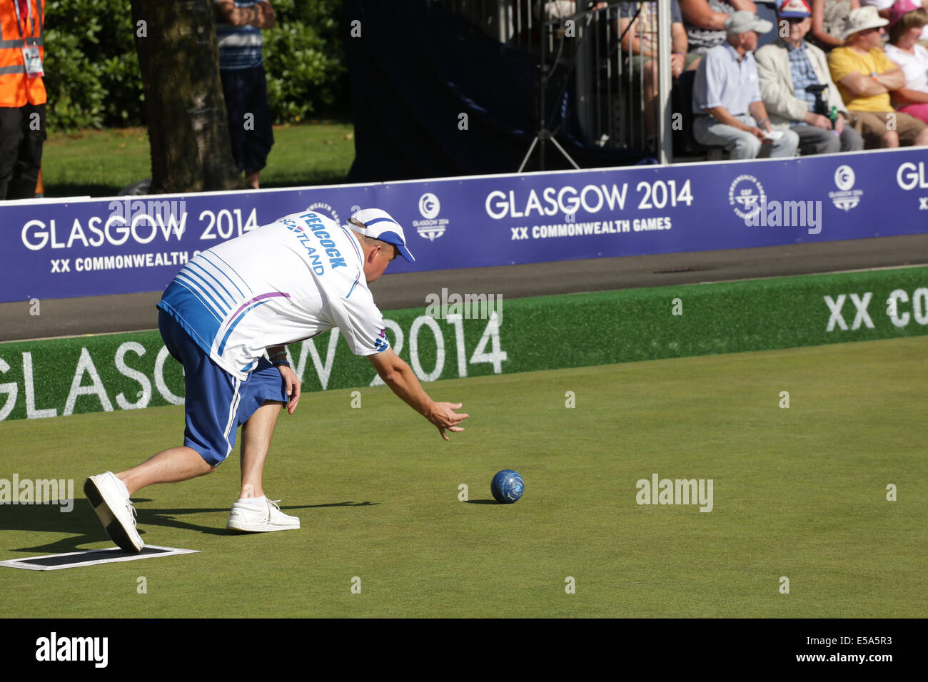 Kelvingrove Lawn Bowls Center, Glasgow, Scozia, Regno Unito, venerdì, 25 luglio 2014. David Peacock della Scozia giocando in una partita preliminare di bocce di prato delle Triple maschile ai Giochi del Commonwealth di Glasgow 2014 Foto Stock