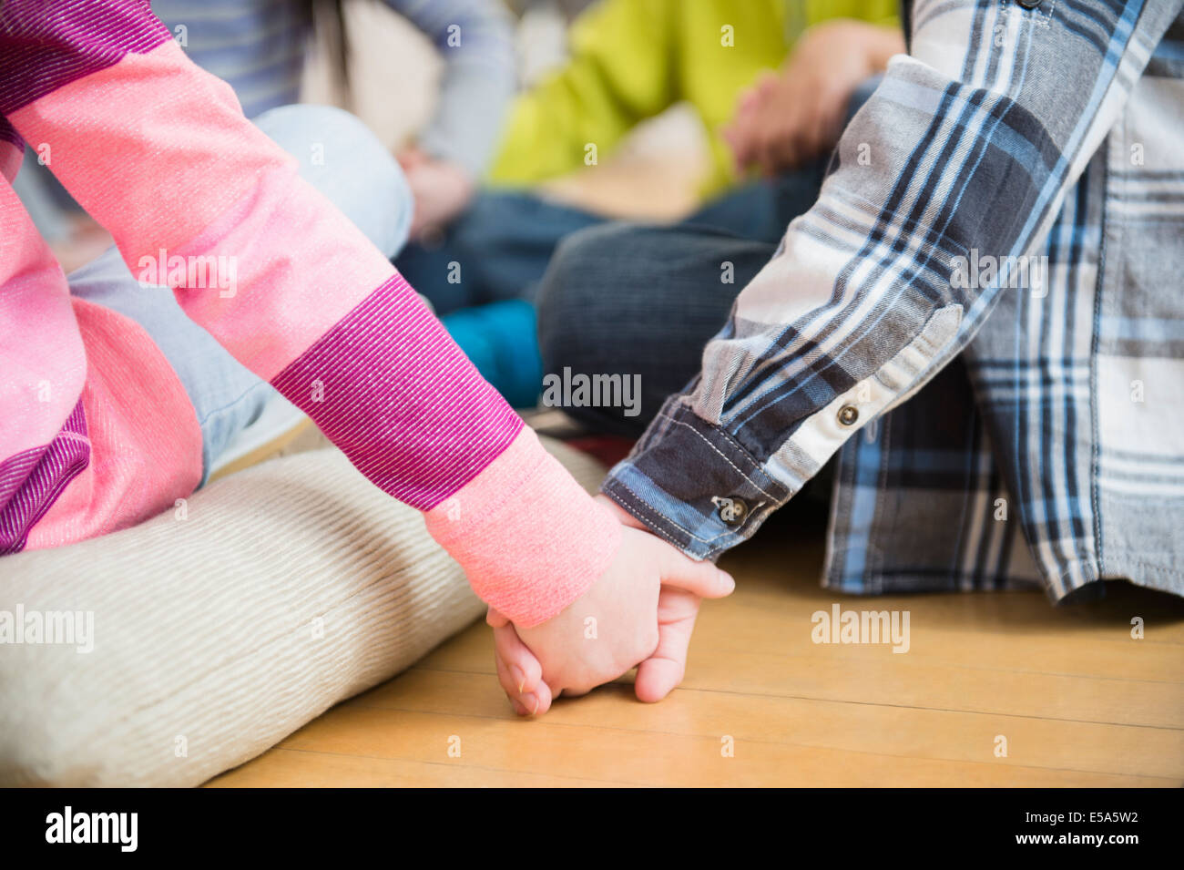 Close up dei bambini tenendo le mani Foto Stock