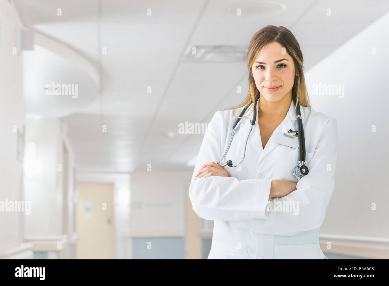 Razza mista medico sorridente in ospedale Foto Stock