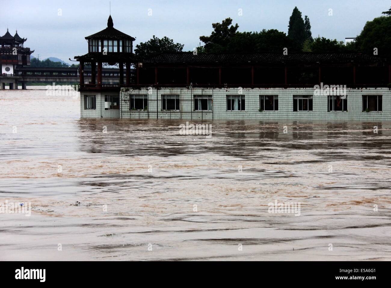 Edifici sommersa dal Diluvio sono visibili sulla luglio 15, 2014 in Huangshan Anhui Provincia della Cina.Le piogge torrenziali hanno colpito Huangshan Luglio 15, che ha portato a un'alluvione con un diluvio-ha colpito la popolazione di 60.000. Foto Stock