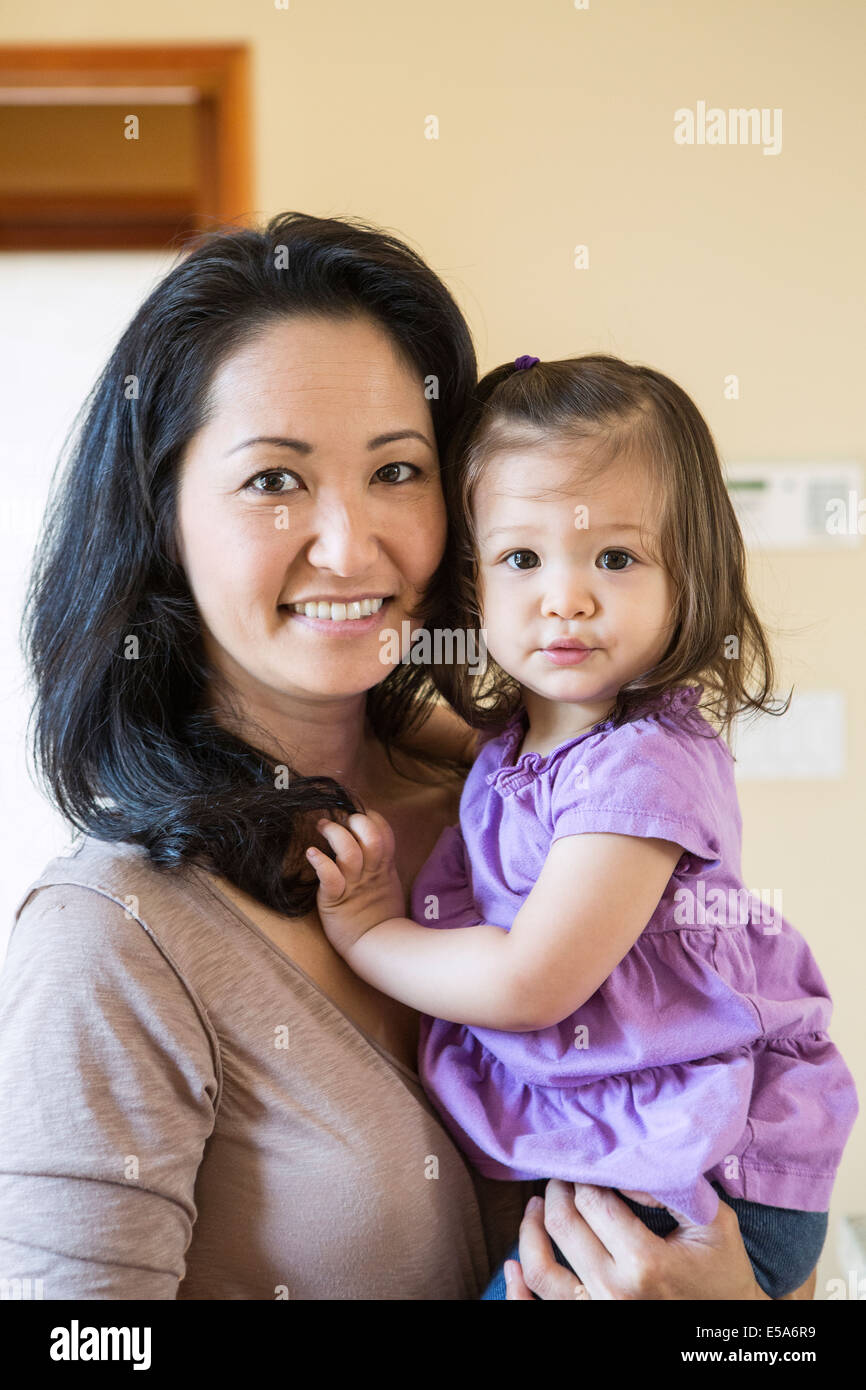 Azienda madre figlia in cucina Foto Stock