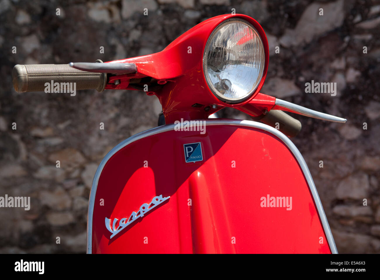 Un rosso scooter Vespa in Italia Foto Stock