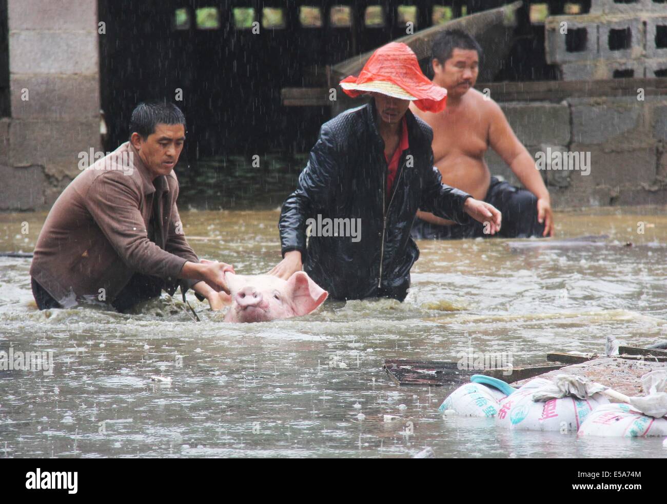 I soccorritori di evacuare i residenti da flood-ha colpito zone a Yongle County, Nanming quartiere sulla luglio 16, 2014 di Guiyang, Guizhou della Cina. Foto Stock