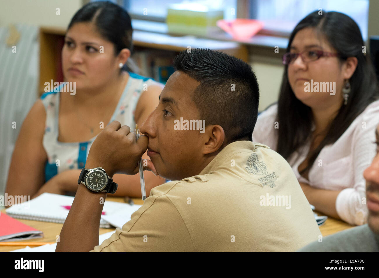 Gli studenti adulti in Inglese come Seconda Lingua (ESL) classe per non-madrelingua inglese a Austin no-profit agenzia. Foto Stock