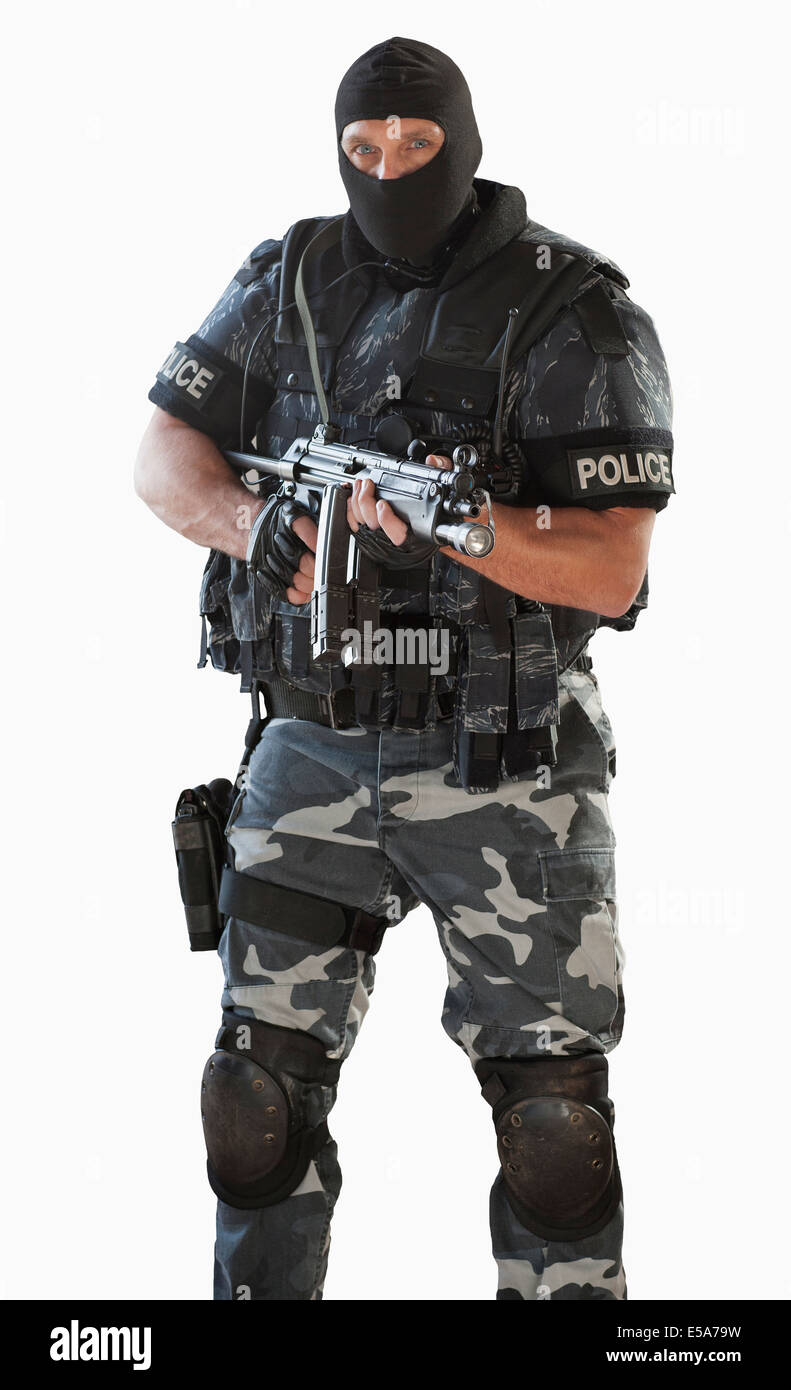 Funzionario di polizia in marcia tenendo il fucile di assalto Foto Stock