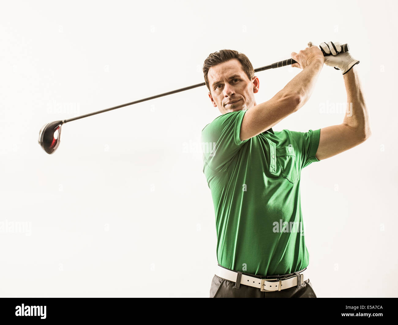 Uomo caucasico giocando a golf Foto Stock