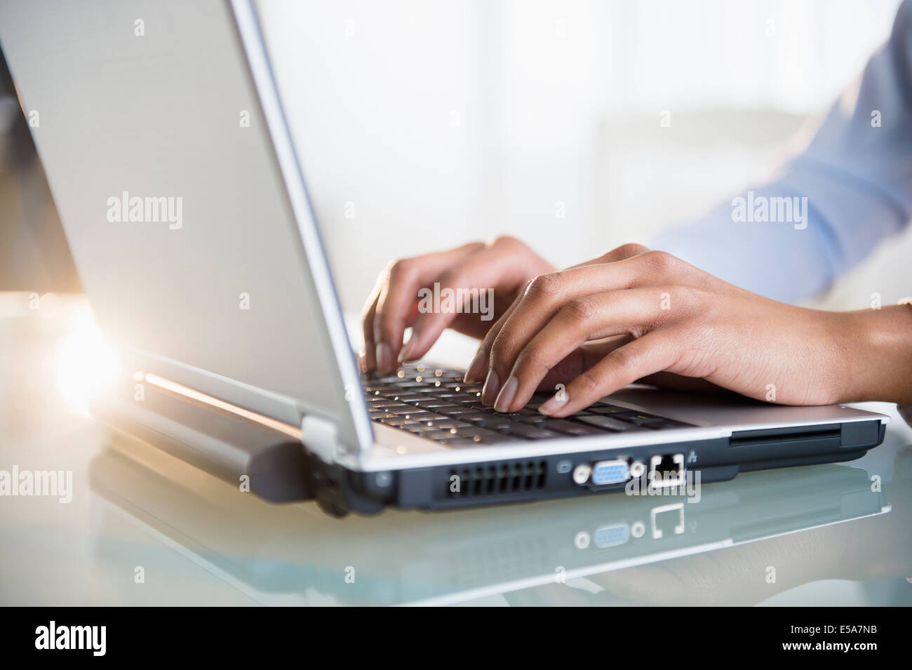 Razza mista imprenditrice lavorando sul computer portatile Foto Stock