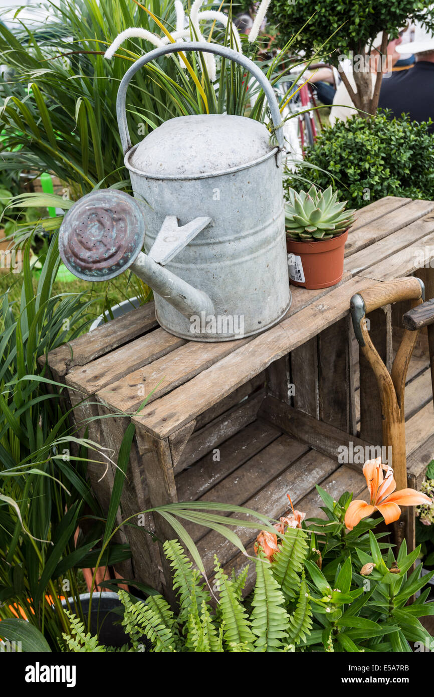 Attrezzi da giardino e annaffiatoio sul display all'evento outdoor Bakewell Derbyshire Foto Stock