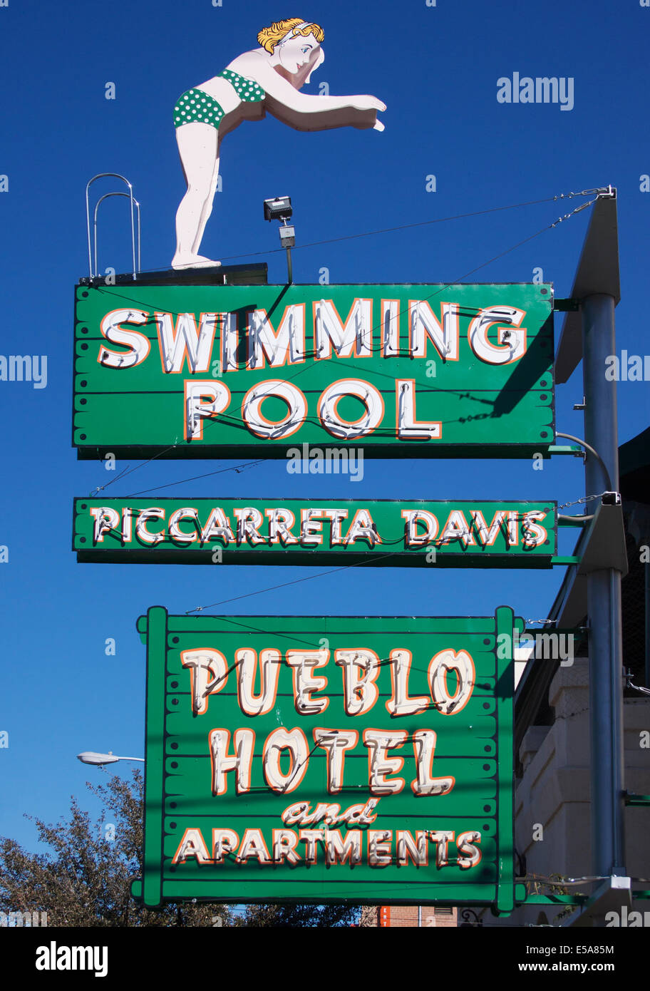 Un'insegna vintage del Swimming Pool Hotel a Tucson, Arizona, riflette il fascino della strada della metà del secolo e il classico stile neon americano. Foto Stock Un'insegna vintage del Swimming Pool Hotel a Tucson, Arizona, riflette il fascino della strada della metà del secolo e il classico stile neon americano. Foto Stock