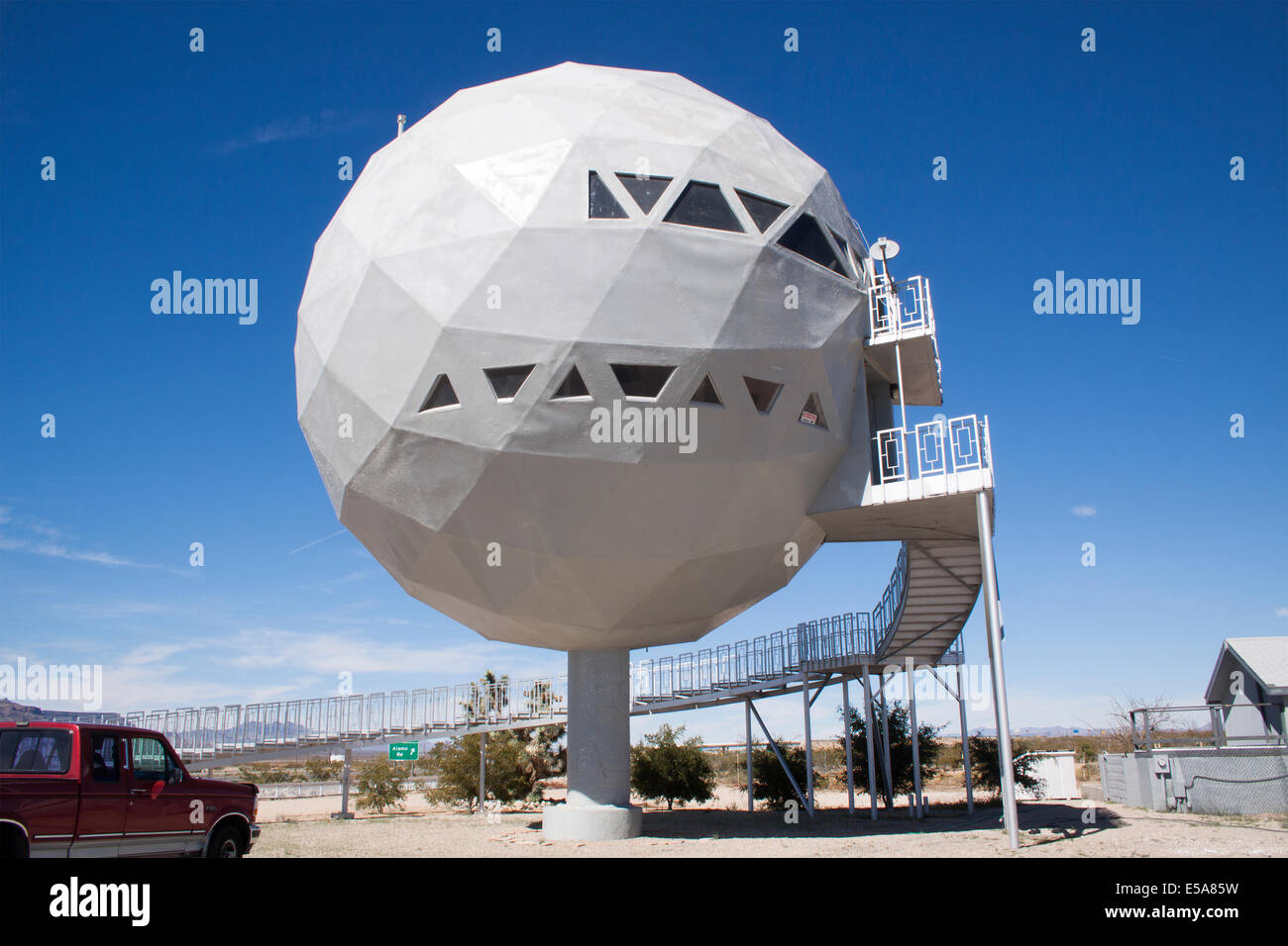 L'eccentrico Golf Ball House di Yucca, Arizona, è un punto di riferimento nel deserto a forma di cupola e un'attrazione fuori dal comune lungo la storica Route 66. Foto Stock