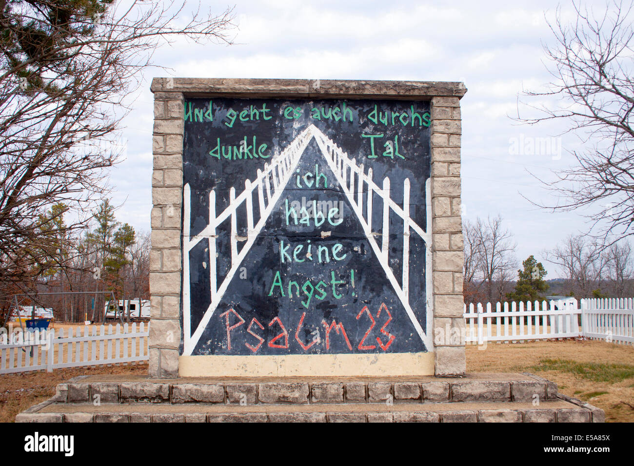 Una sezione 10x10 del muro di Berlino si trova vicino alla Chiesa nel boschetto di Eureka Springs, AR, con iscrizione al Salmo 23 in tedesco Foto Stock