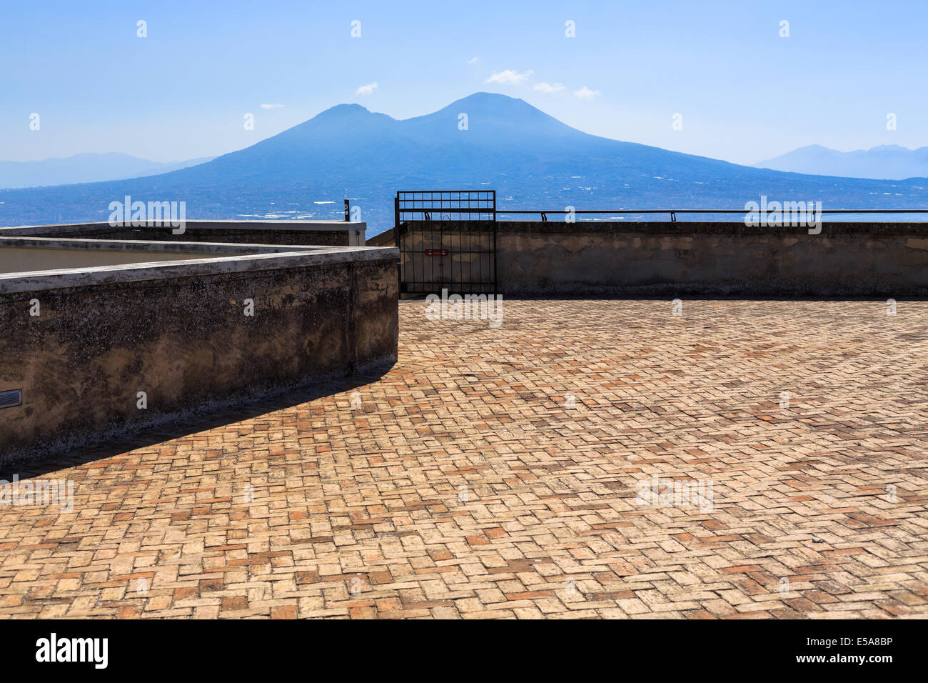 Mt. Il Vesuvio a Napoli, Italia, da Castel Sant'Elmo Foto Stock