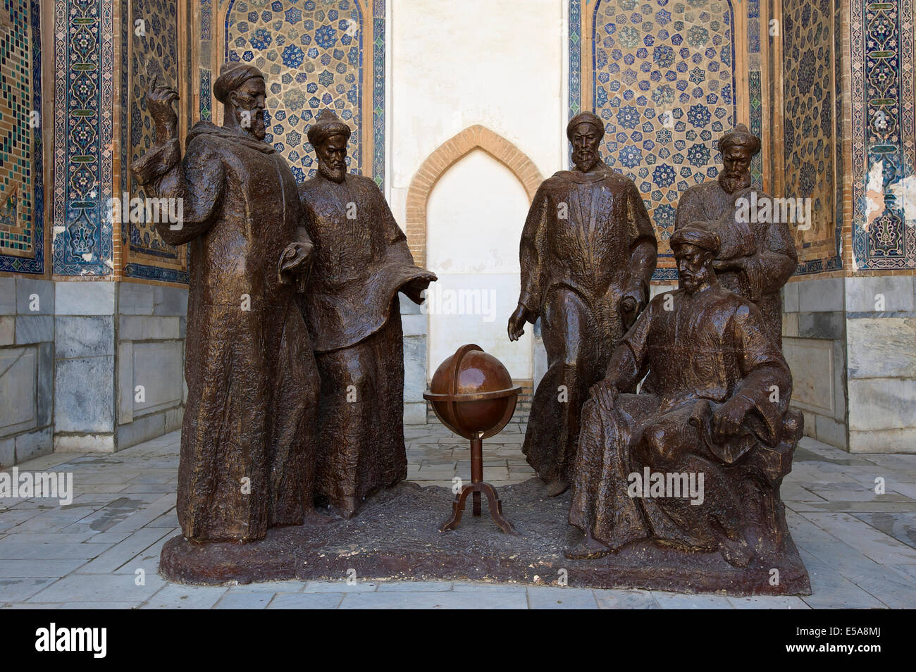 Ulugh Beg e altri astronomi in una discussione, gruppo di sculture, Registan, Samarcanda, Uzbekistan Foto Stock