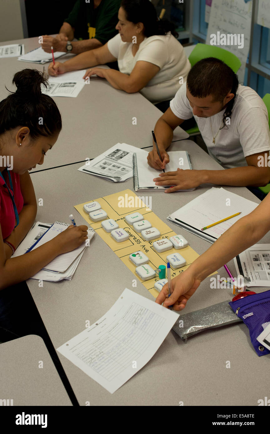 Gli studenti adulti in libera di Inglese come Seconda Lingua (ESL) classe per non-madrelingua inglese in Austin TX. Foto Stock