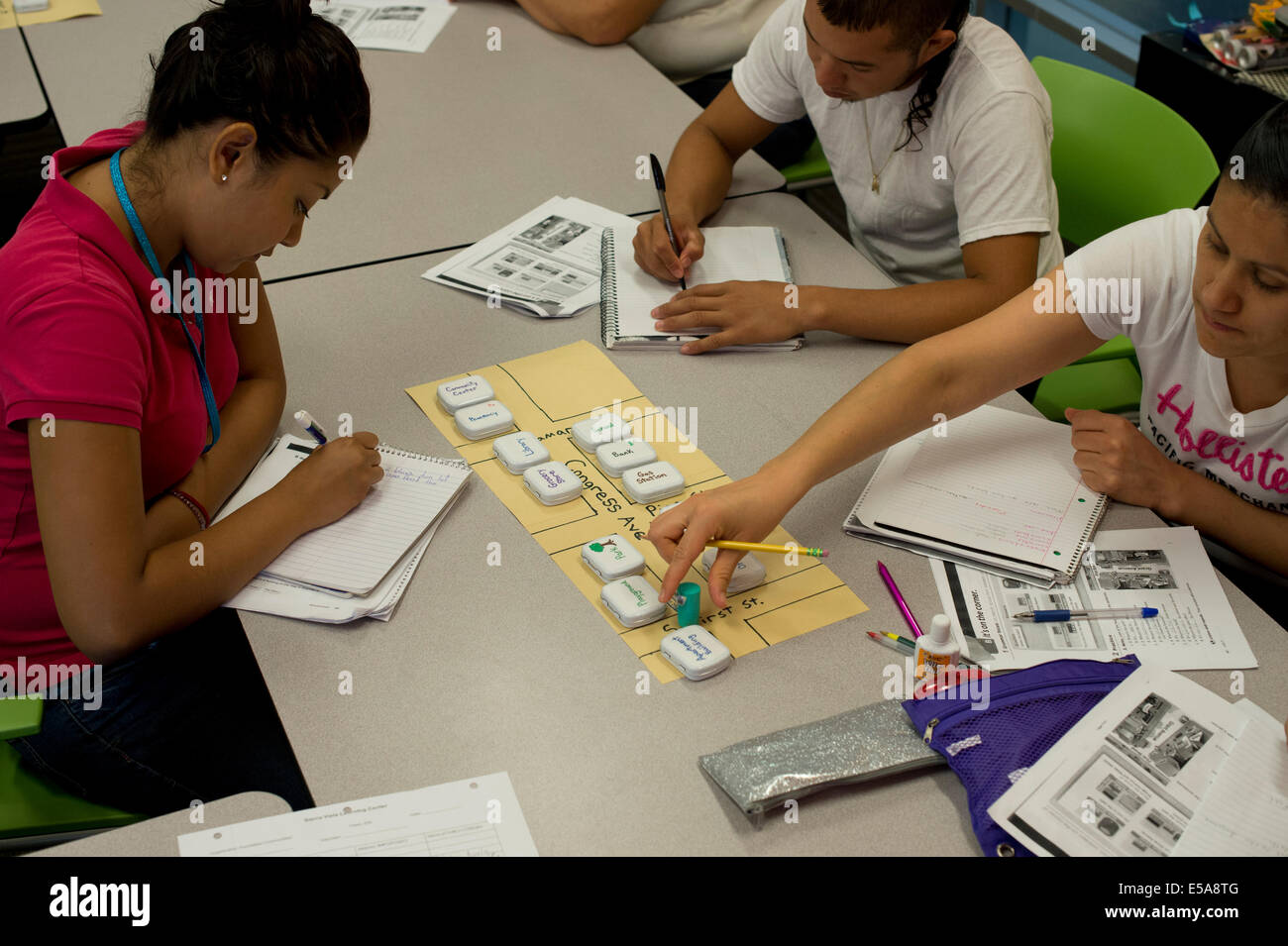 Gli studenti adulti in libera di Inglese come Seconda Lingua (ESL) classe per non-madrelingua inglese in Austin TX. Foto Stock