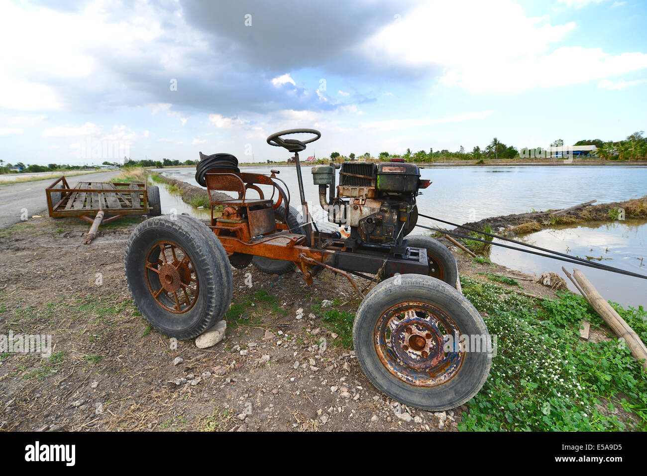 Vecchio trattore sulla fattoria in Thailandia Foto Stock