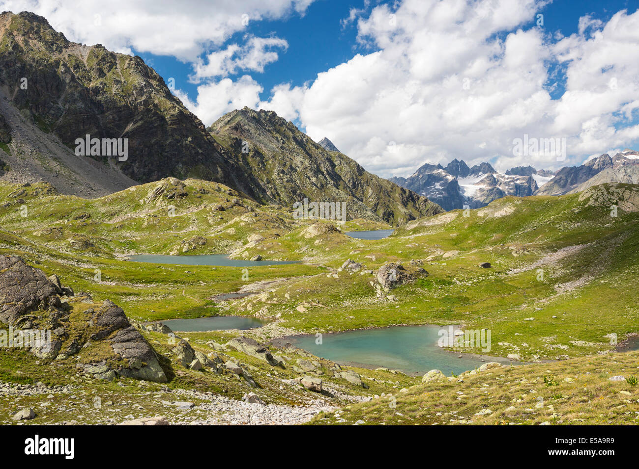 Macun altopiano dei laghi con vedute del gruppo Verstancla con le montagne e Chapütschin Verstanclahorn Foto Stock